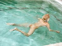 Missy Luv - Masti lângă piscină