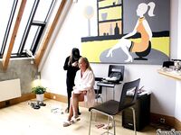 Silvia Saint pozează pe scări