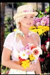 Silvia Saint fata cu flori