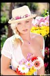 Silvia Saint fata cu flori