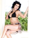 Nikki Rider într-un bikini sexy