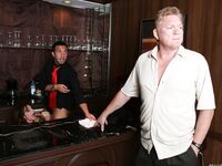 Deauxma se duce la barman