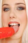 Katrin Wolf se masturbează cu un dildo