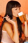 Angelina Crow și Cayenne Klein la bar