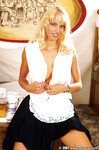 Anita Blond se masturbează în mănăstire