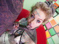 Anuskatzz păsărica bizară tatuată