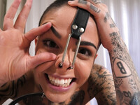 Leigh Raven, târfa adolescentă tatuată
