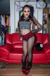 Holly Hendrix își umple fundul cu bas fals