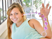 Keisha Grey se masturbează cu minge anal