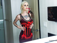 Kleio Valentien curvă blondă tatuată