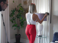Jennifer White și Chloe Temple se ling una pe cealaltă