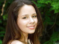Arina își arată trupul în pădure