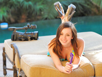 Victoria Voss tânăra fată în bikini