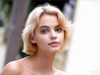 Ariel blonda amatoare fierbinte
