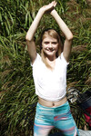 Hannah Hays în grădină