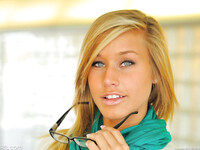 Kennedy Leigh adolescenta fierbinte cu ochelari