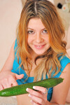 Callie Lavalley își bagă un castravete în păsărică