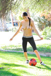 Megan Salinas, fotbalista cu sâni mari