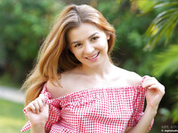 Stefani se dezbracă în grădină
