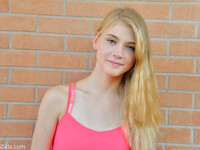 Hanah blonda adolescenta de 18 ani