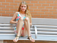 Hanah blonda adolescenta de 18 ani