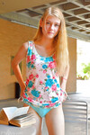 Hanah blonda adolescenta de 18 ani