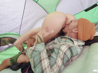Angel Youngs arestat în timpul masturbării