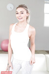Adorabilă adolescentă blondă cu cutii mici de conserve este pe cale să fie futută fotografii (Chloe Temple)
