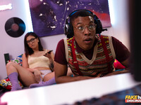 Lena Coxx i-o trage unui tip negru gamer