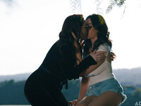 Jessica Ryan și Chloe Surreal sunt profund scufundat în dorințele lor xxx
