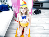 Micuța păpușă sexuală Coco Lovelock face sex cu un bătrân pervers