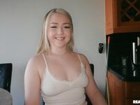 Eva Nyx... Pasarica ei perfect rasa se futut tare dupa ce ea da tipul un sex oral adanc!
