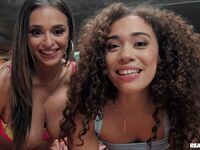 Armani Black şi Willow Ryder plăceri lesbiene jucăuşe