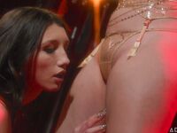Maya Woulfe şi Leana Lovings îşi dau unul altuia un orgasm care întoarce privirea