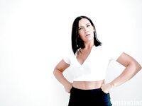 O casnică cu părul negru cu sâni mari primeşte plăcerea anal dorită