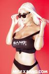 Bridgette Păsărica exotică a lui B e linsă, cu degetul şi trasă