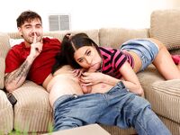 Adolescent cu părul lung, Ryder Rey, cu o păsărică bărbierită stând pe o sculă tare