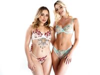 Blonde lesbiene anal în camera de zi