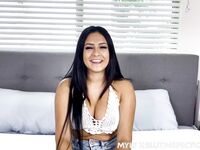 Frumuseţea latină cu părul lung Serena Santos are parte de sex dur în pov