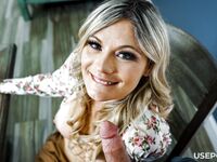 Blonda matură a lui Ellie Tay o ia razna de la acadea înainte să i-o tragă