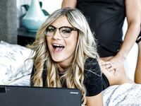 Blonda matură a lui Ellie Tay o ia razna de la acadea înainte să i-o tragă