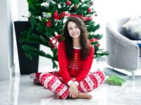 La pomul de Crăciun i-o trag zâmbitoarei Liz Jordan