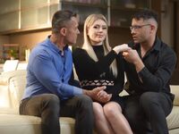 Nimfomană blondă Georgia Koneva a făcut sex în trei