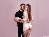 Corpul tatuat al lui Eden Ivy îl seduce pe amantul bărbos cu păsărică rasă