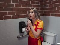 Mackenzie Mace îi face o felaţie sălbatică şi stă pe o sculă tare cu toată puterea ei