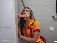Mackenzie Mace îi face o felaţie sălbatică şi stă pe o sculă tare cu toată puterea ei