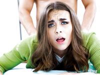 Selina Bentz, aşteptând ca blonda seducătoare să şi-o tragă în toate poziţiile