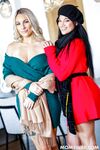 Mona Azar şi Bunny Madison îşi lucrează fiii vitregi în sufragerie