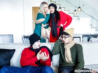 Mona Azar şi Bunny Madison îşi lucrează fiii vitregi în sufragerie