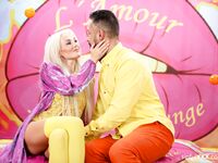 Lovita Soarta linge pasarica blonda la degetul de la picior, futut pana la moarte de iubitul ei barba